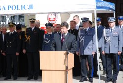  Wicewojewoda Dariusz Piątek wygłasza okolicznościowe przemówienie.
