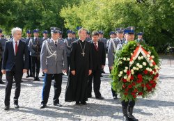  Kwiaty pod tablicą "Pamięci oficerów i podoficerów Policji Państwowej II Rzeczypospolitej – Cichociemnych – Żołnierzy Armii Krajowej" składają m.in.: wicewojewoda Dariusz Piątek oraz zastępca prezydenta m.st. Warszawy Jacek Wojciechowicz.