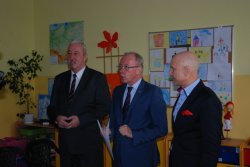  Kurator oświaty Karol Semik, wojewoda Jacek Kozłowski, dyrektor Szkoły Podstawowej nr 25 w Warszawie Tomasz Ziewiec podczas konferencji prasowej w Szkole Podstawowej nr 25 im. Komisji Edukacji Narodowej w Warszawie.
