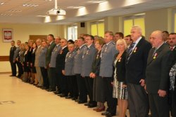  Podczas uroczystości w siedzibie Komendy Wojewódzkiej Policji w Radomiu ponad 100 osób otrzymało Medale za Długoletnią Służbę, Krzyż Zasługi i odznaczenia resortowe.