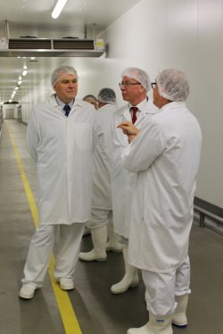  Na zdjęciu ambasador Aleksander Aleksiejew, wojewoda mazowiecki Jacek Kozłowski i prezes zarządu Sokołów S.A. Bogusław Miszczuk (fot. Sokołów S.A).