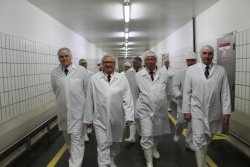  Ambasador Rosji Aleksander Aleksiejew, prezes Sokołów S.A. Bogusław Miszczuk, wojewoda Jacek Kozłowski, wicewojewoda Dariusz Piątek zwiedzają zakład produkcyjny w Sokołowie Podlaskim (fot. Sokołów S.A.).