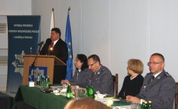  Wicewojewoda Dariusz Piątek podczas konferencji "Współczesne zagrożenia rodziny" (źródło: KWP Radom).