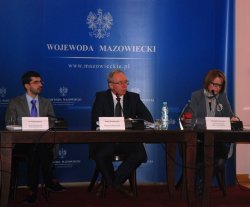  Konferencja prasowa. Witold Klaus, prezes Stowarzyszenia Interwencji Prawnej; Jacek Kozłowski, wojewoda mazowiecki; Izabela Szewczyk, dyrektor Wydziału Spraw Cudzoziemców MUW.