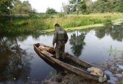  Państwowa Straż Rybacka zabezpieczyła łódz i sieci, służące do nielegalnego połowu (źródło: www.psr.waw.pl).