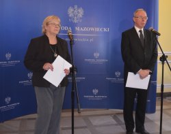  Halina Lipke, radca wojewody ds. ochrony i utrzymania grobów, cmentarzy wojennych i miejsc pamięci narodowej oraz Jacek Kozłowski, wojewoda mazowiecki.