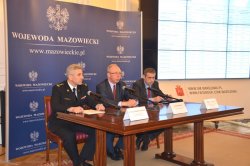  Na zdjęciu od lewej: Zbigniew Szczygieł, komendant miejski PSP; Jacek Kozłowski, wojewoda mazowiecki oraz Jaromir Grabowski, mazowiecki wojewódzki inspektor nadzoru budowlanego.