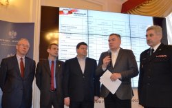  Na zdjęciu: wojewoda Jacek Kozłowski; Jaromir Grabowski, mazowiecki inspektor nadzoru budowlanego; wicewojewoda Dariusz Piątek; Jerzy Lejk, prezes zarządu Metra Warszawskiego oraz Zbigniew Szczygieł, komendant miejski PSP.