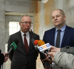  Wojewoda i prezydent Płocka udzielają wywiadu podczas wizyty w remontowanej zabytkowej siedzibie delegatury urzędu wojewódzkiego (fot. Urząd Miasta Płocka).