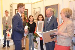  Wojewoda Jacek Kozłowski otrzymał pamiątkowy obraz autorstwa stypendystów fundacji Polish Orphans Charity.