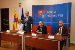  Umowę na przebudowę 2,2 km dróg podpisali wojewoda Jacek Kozłowski i starosta pruszkowski Zdzisław Sipiera.