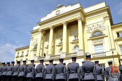  Uroczysty apel przed Komendą Stołeczną Policji w Warszawie (www.policja.waw.pl).