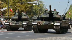  Między Placem Trzech Krzyży a ulicą Jurija Gagarina można było zobaczyć m.in. czołgi Leopard (źródło: www.mon.gov.pl, fot. mjr Robert Siemaszko/DKS MON).