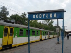  Przystanek kolejowy w Kobyłce.