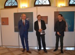  Wystawę w holu MUW otworzył wojewoda mazowiecki Jacek Kozłowski. Na zdjęciu również koordynator wystawy Romuald Mieczkowski oraz autor prac Łukasz Rudecki.