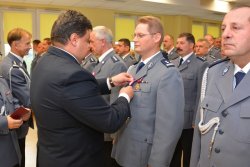  Medale za Długoletnią Służbę wręczył wicewojewoda mazowiecki Dariusz Piątek.