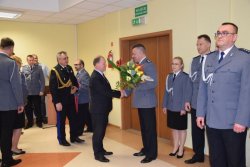  Wojewoda mazowiecki Zdzisław Sipiera gratuluje nowemu komendantowi mazowieckiej policji.