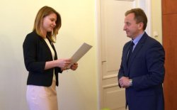  Anna Karpińska, koordynator Biura Wojewody wręcza powołanie na nowego kierownika delegatury MUW w Siedlcach Mariuszowi Orzełowskiemu.