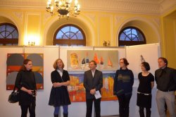  Na zdjęciu kurator wystawy Romuald Miecznikowski oraz piątka artystów.