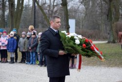  Wicewojewoda mazowiecki Artur Standowicz złożył wieniec pod pomnikiem Kazimierza Pułaskiego.