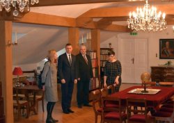  Wicewojewoda Artur Standowicz zwiedza wystawy w  pałacu Pułaskich.