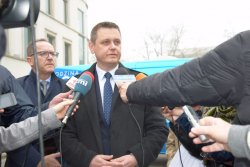  Wicewojewoda Artur Standowicz na konferencji prasowej w Radomiu.