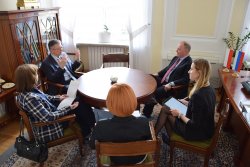  Ambasador Federacji Rosyjskiej Sergej Andrejew gościł z kurtuazyjną wizytą w Mazowieckim Urzędzie Wojewódzkim.