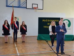  Wojewoda mazowiecki Zdzisław Sipiera podczas uroczystości zakończenia roku klas trzecich.