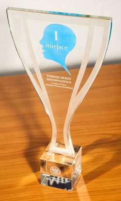  Puchar za zajęcie I miejsca w Turnieju Debat Historycznych Instytutu Pamięci Narodowej (źródło: www.pamiec.pl/debaty).