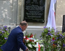  Wojewoda odsłonił tablicę upamiętniającą światowej sławy hodowcę powojników - brata Stefana Franczaka SJ.