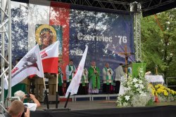  Polowa msza święta podczas niedzielnych uroczystości w Ursusie.