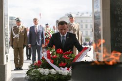  Prezydent RP Andrzej Duda złożył wieniec na Grobie Nieznanego Żołnierza (źródło: www.prezydent.pl/fot. Krzysztof Sitkowski).