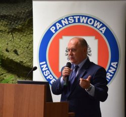  Wojewoda Zdzisław Sipiera przemawia podczas otwarcia wystawy.