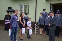  Minister Mariusz Błaszczak wręcza nagrody "Młody bohater".