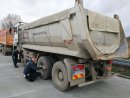 WITD: przeładowane ciężarówki niszczyły drogi koło Radomia
