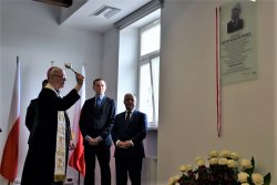  Odsłonięcie tablicy upamiętniającej śp. Prezydenta RP prof. Lecha Kaczyńskiego.