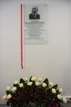  Tablica upamiętniająca śp. Prezydenta RP prof. Lecha Kaczyńskiego.
