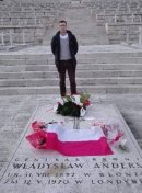 Złożenie kwiatów przy pomniku żołnierzy poległych w bitwie o Monte Cassino