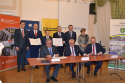 Umowę pomiędzy białostockim oddziałem GDDKiA i wykonawcą prac podpisano w towarzystwie m.in.: Ministra Infrastruktury i Budownictwa Andrzeja Adamczyka (fot. Urząd Miasta w Ostrowi Mazowieckiej). Umowę pomiędzy białostockim oddziałem GDDKiA i wykonawcą prac podpisano w towarzystwie m.in.: Ministra Infrastruktury i Budownictwa Andrzeja Adamczyka (fot. Urząd Miasta w Ostrowi Mazowieckiej).