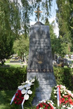  Pomnik nagrobny gen. Janusza Brochwicz-Lewińskiego.