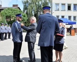  Wicewojewoda Mazowiecki, Sylwester Dąbrowski wręcza odznaczenie.