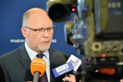  Wojewoda w trakcie konferencji prasowej.