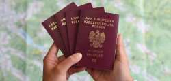 Na zdjęciu: przykładowe paszporty. 