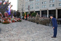  Na zdjęciu: uroczystości przy pomniku Poległym i Pomordowanym na Wschodzie