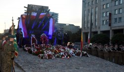  Na zdjęciu: uroczystości przy pomniku Poległym i Pomordowanym na Wschodzie