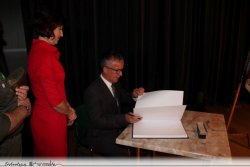 Na zdjęciu: Prezydent Ostrołęki wpisuje się do księgi pamiątkowej. 