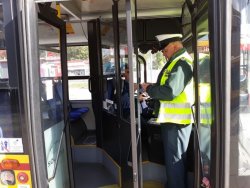 Na zdjęciu: inspektor ITD kontroluje kierowcę autobusu. 