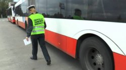 Na zdjęciu: inspektor ITD kontroluje autobus. 