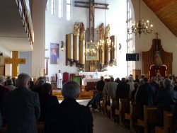 Na zdjęciu: wierni podczas mszy świętej w kościele. 