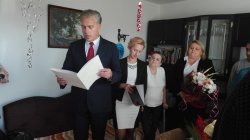 Na zdjęciu: Paweł Sagan z radomskiej delegatury MUW odczytuje Jubilatce list od Premiera. 
